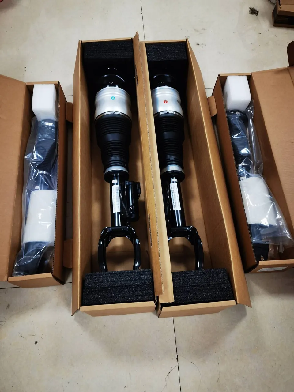 Boxed air suspension strut assemblies
