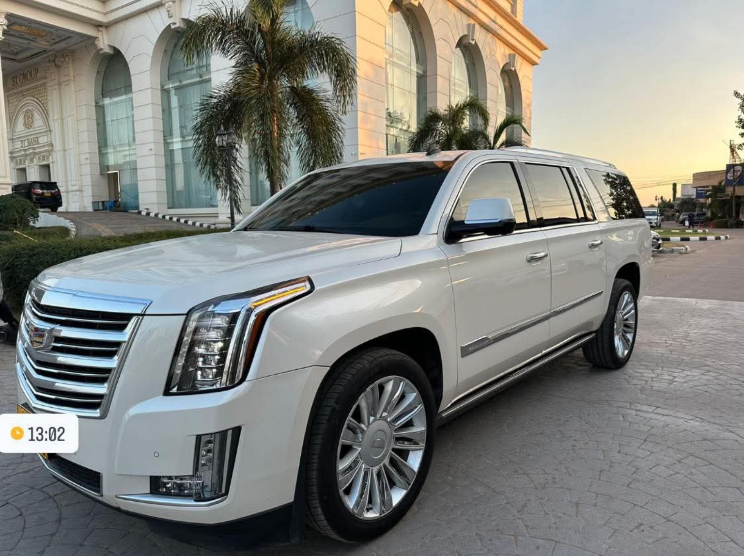 Cadillac Escalade photo 2