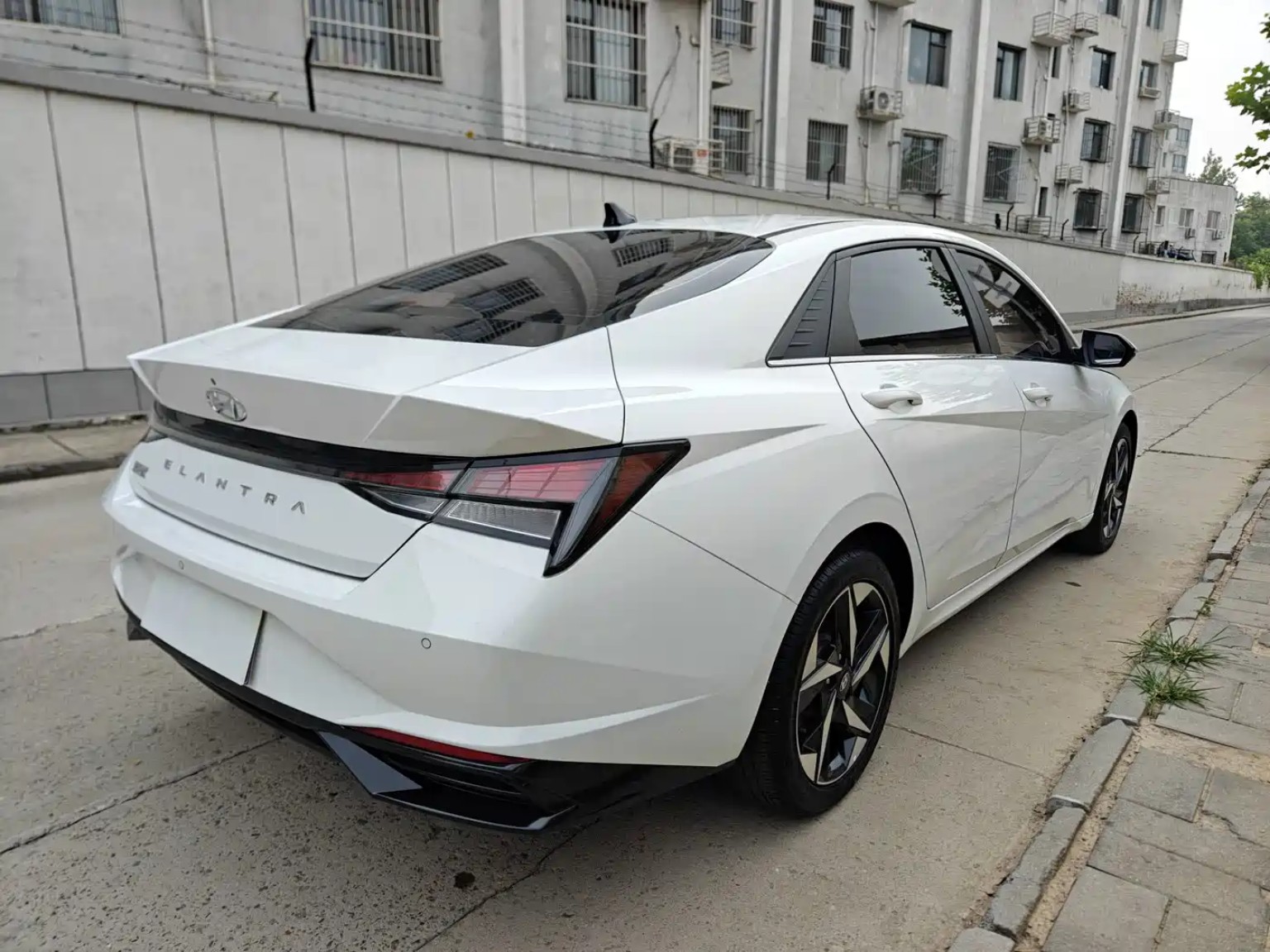 Hyundai Elantra photo 2